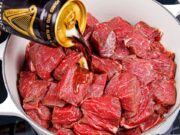 Gurmánské dušené hovězí ragú na pivu se zeleninou a slaninou