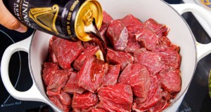 Gurmánské dušené hovězí ragú na pivu se zeleninou a slaninou Gurmánské dušené hovězí ragú na pivu se zeleninou a slaninou
