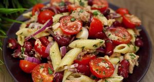 Letní těstovinový salát s tuňákem, fazolemi a rajčaty – lehký a rychlý recept Letní těstovinový salát s tuňákem, fazolemi a rajčaty - lehký a svěží