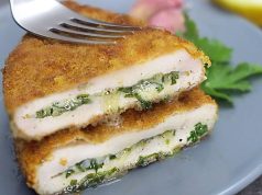 Plněná kuřecí prsa s bylinkovým máslem smažená dozlatova: Šťavnatý recept na oběd i večeři Plněná kuřecí prsa s bylinkovým máslem smažená dozlatova: Šťavnatý recept na oběd i večeři