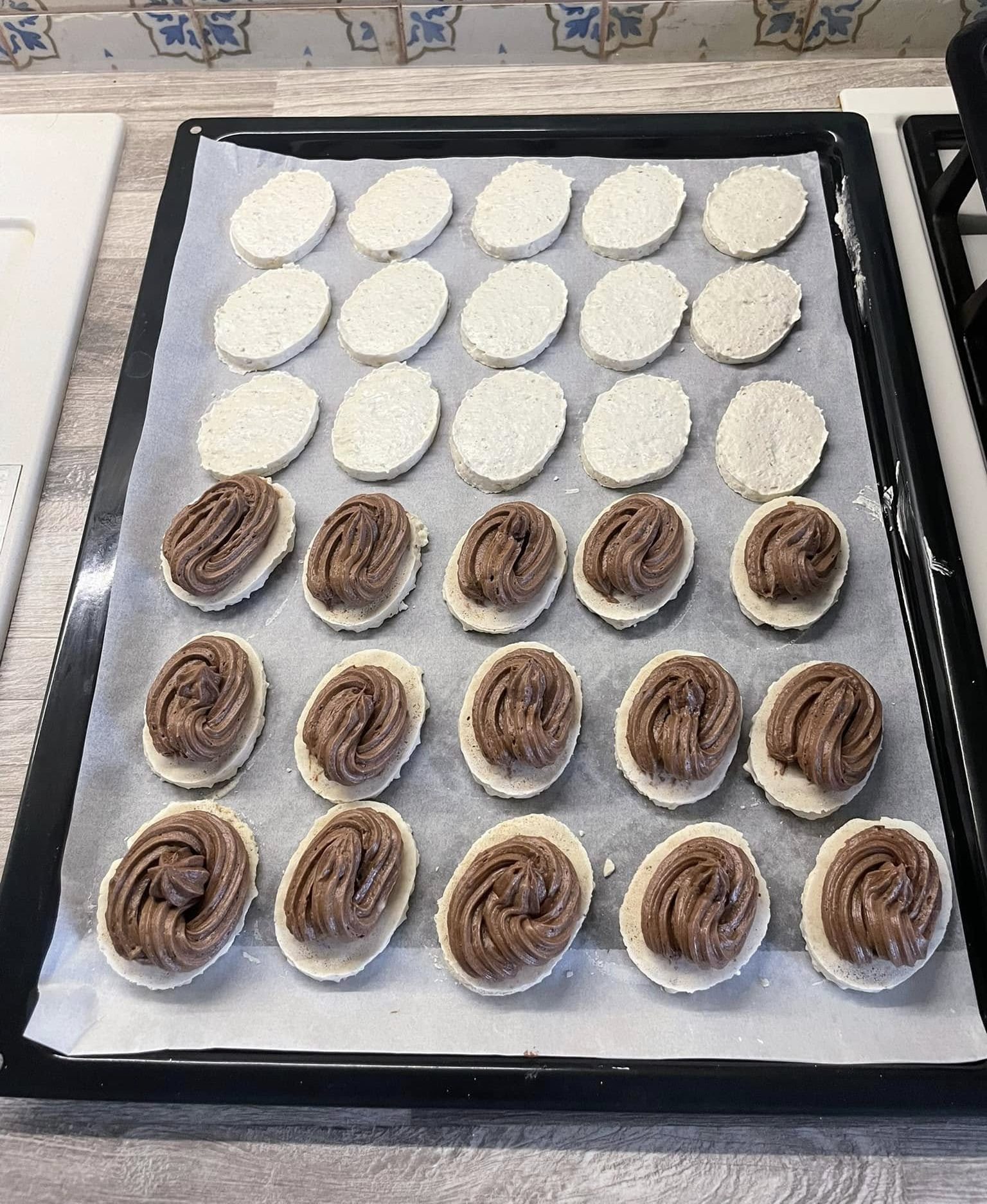 Ořechové laskonky s karamelovo-kakaovým krémem