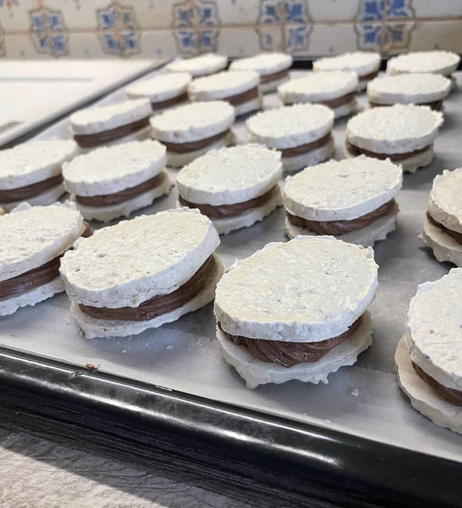 Ořechové laskonky s karamelovo-kakaovým krémem