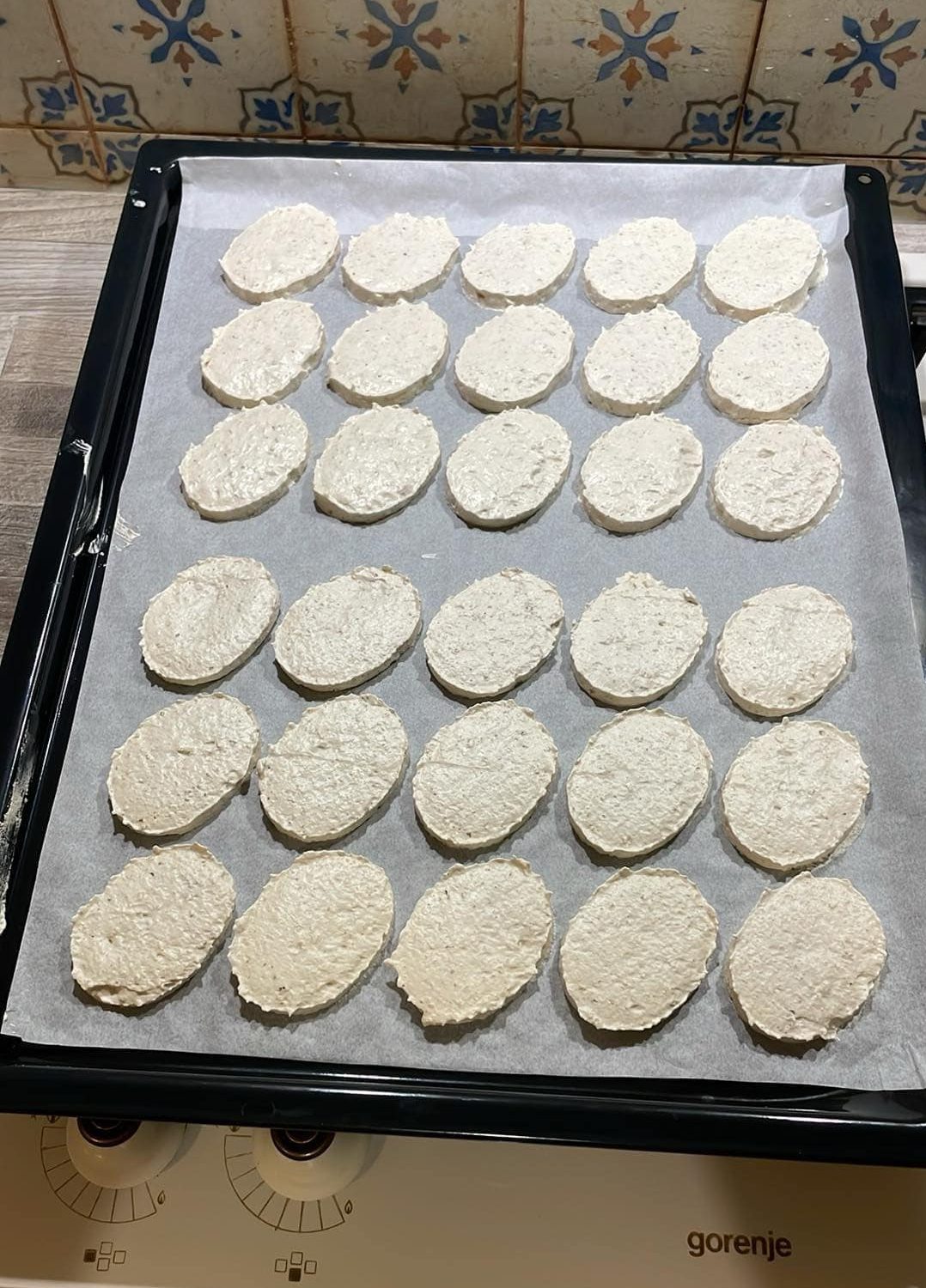 Ořechové laskonky s karamelovo-kakaovým krémem