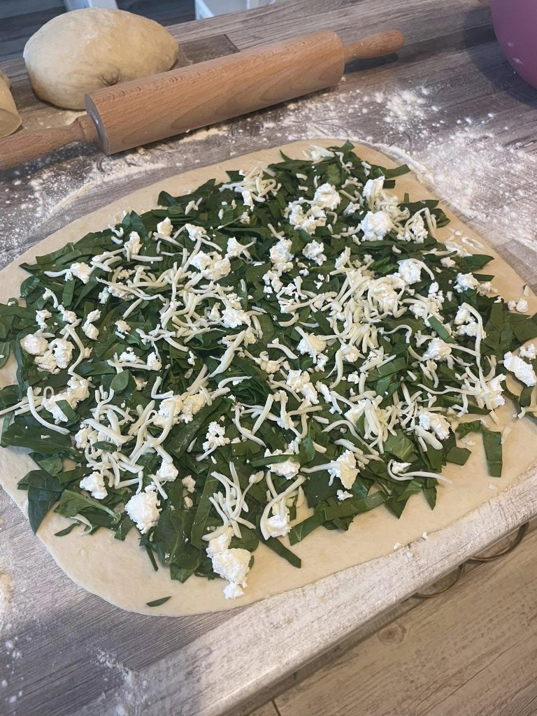 Domácí špenátový burek z kynutého těsta