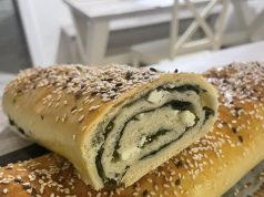 Domácí špenátový burek z kynutého těsta