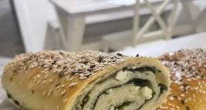 Domácí špenátový burek z kynutého těsta Domácí špenátový burek z kynutého těsta