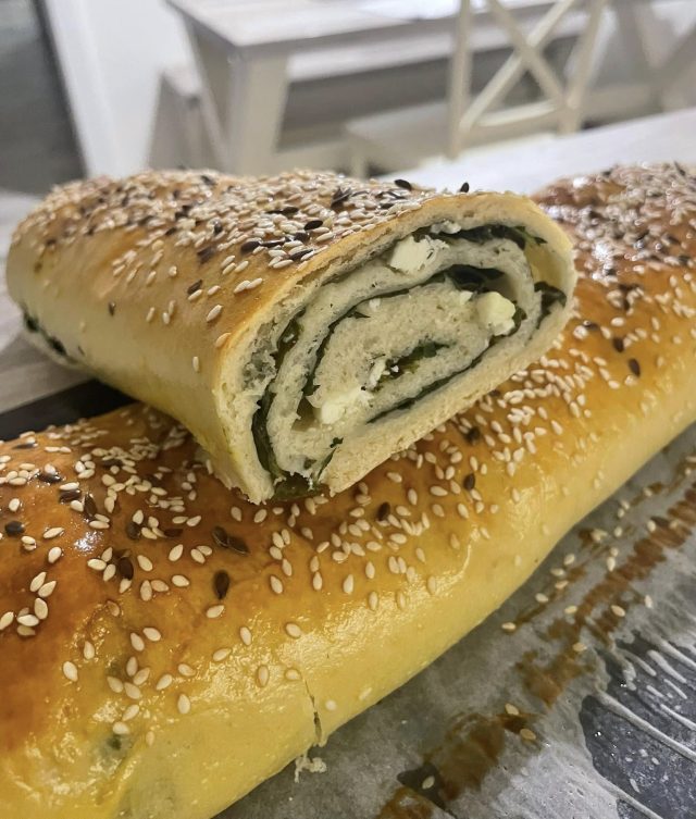 Domácí špenátový burek z kynutého těsta