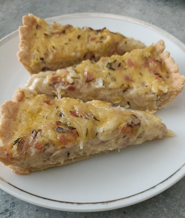 Domácí cibulový koláč s anglickou slaninou, bylinkami a zapečeným sýrem