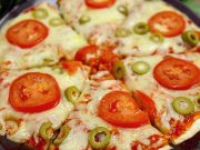 Rychlá oboustranná pita pizza na pánvi s mozzarellou, rajčaty a olivami - BEZ TROUBY!