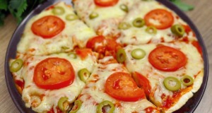 Pizza z pánve bez trouby: Oboustranná pita pizza s mozzarellou, rajčaty a olivami Rychlá oboustranná pita pizza na pánvi s mozzarellou, rajčaty a olivami - BEZ TROUBY!
