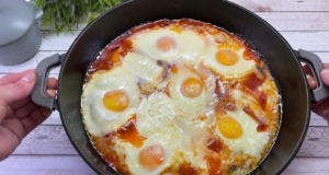 Gratinovaná vejce alla pomodoro s mozzarellou a česnekovou bagetkou – vynikající a sytý start dne Gratinovaná vejce alla pomodoro s mozzarellou a česnekovou bagetkou - vynikající a sytý start dne