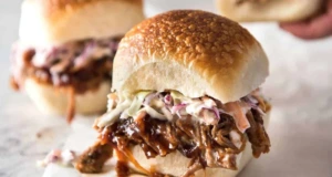 Pulled pork sendviče s domácí BBQ omáčkou: Šťavnaté trhané maso, které si zamilujete Sendvič s trhaným vepřovým masem (pulled pork) a domácí BBQ omáčkou