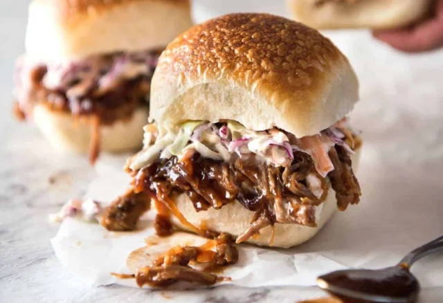 Sendvič s trhaným vepřovým masem (pulled pork) a domácí BBQ omáčkou Sendvič s trhaným vepřovým masem (pulled pork) a domácí BBQ omáčkou