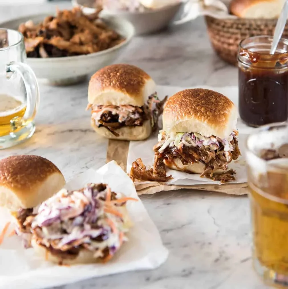 Pulled pork sendviče s domácí BBQ omáčkou: Šťavnaté trhané maso, které si zamilujete