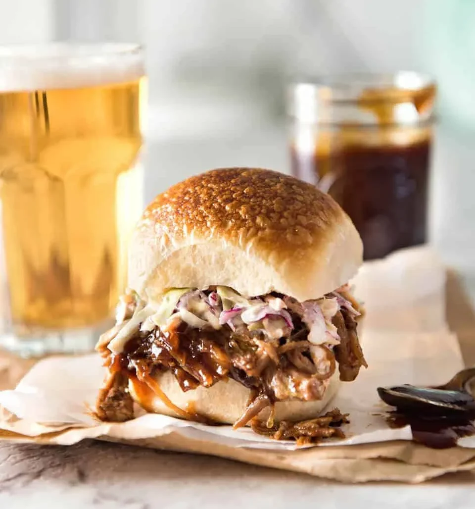 Pulled pork sendviče s domácí BBQ omáčkou: Šťavnaté trhané maso, které si zamilujete
