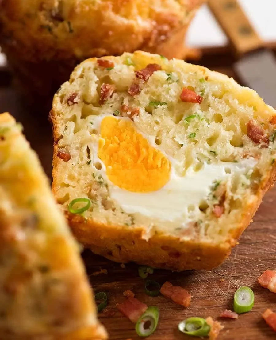 Nadýchané slané muffiny se slaninou a vejcem – dokonalá snídaně do ruky