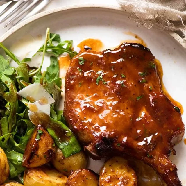 Šťavnaté pečené vepřové kotlety s bramborami v sladko-slané marinádě