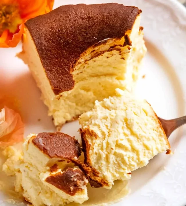 Nejjemnější baskický cheesecake: Krémový zvenku, karamelový na povrchu Nejjemnější baskický cheesecake: Krémový zvenku, karamelový na povrchu