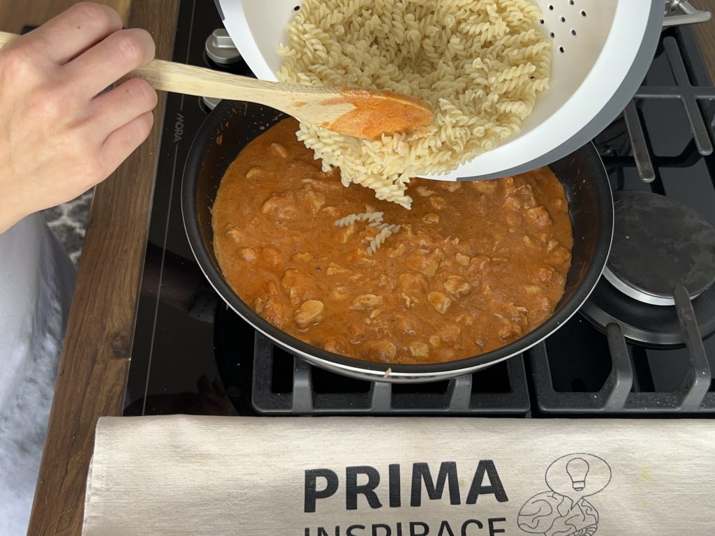 Cottage omáčka s kuřecím masem a těstovinami - tohle musíte ochutnat!