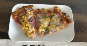 Nevíte, co s cuketou? Připravte si tuhle úžasnou cuketovou pizzu! Cuketová pizza bez mouky – zdravý a rychlý recept s mozzarellou a šunkou