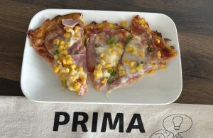 Cuketová pizza bez mouky – zdravý a rychlý recept s mozzarellou a šunkou