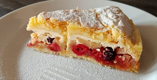 Jednoduchý sypaný koláč s ovocem a tvarohem