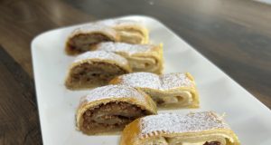 Domácí štrúdl ze zakysané smetany – jemné těsto a dvě náplně bez kynutí Domácí štrúdl ze zakysané smetany – jemné těsto a dvě náplně bez kynutí