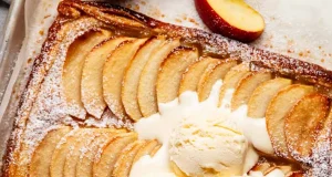 Jednoduchý francouzský jablečný koláč z listového těsta Jednoduchý francouzský jablečný koláč z listového těsta