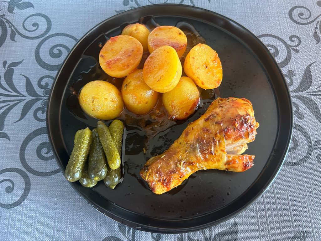 Jednoduchá pečená kuřecí stehna s bramborami a rajčatovou omáčkou