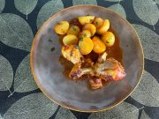 Pečená kuřecí stehna s bramborami a rajčatovou omáčkou – oběd z jednoho plechu Jednoduchá pečená kuřecí stehna s bramborami a rajčatovou omáčkou