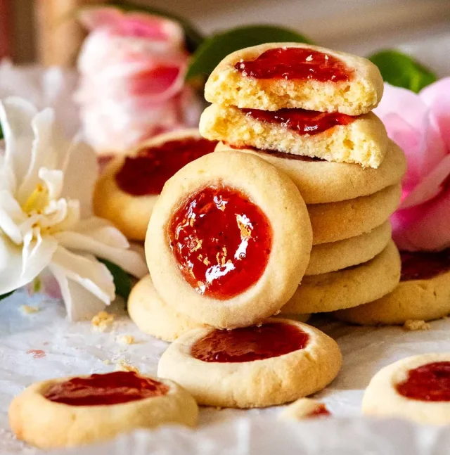 Máslové sušenky s marmeládou: Křehké domácí pečivo s máslovým těstem a džemem