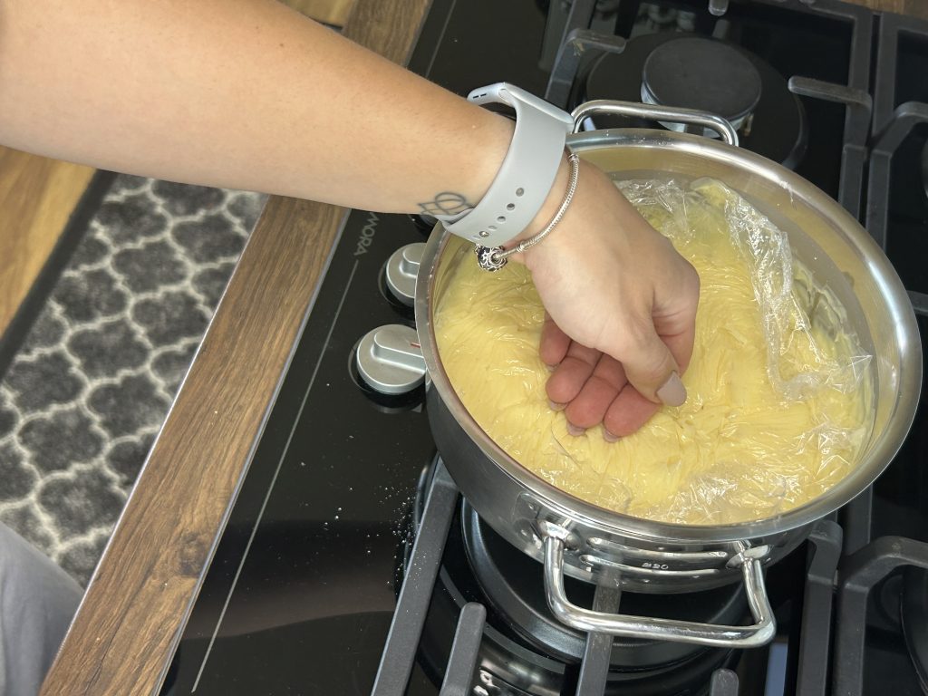 Neodolatelný vrstvený krémeš z listového těsta - domácí chuť bez námahy!