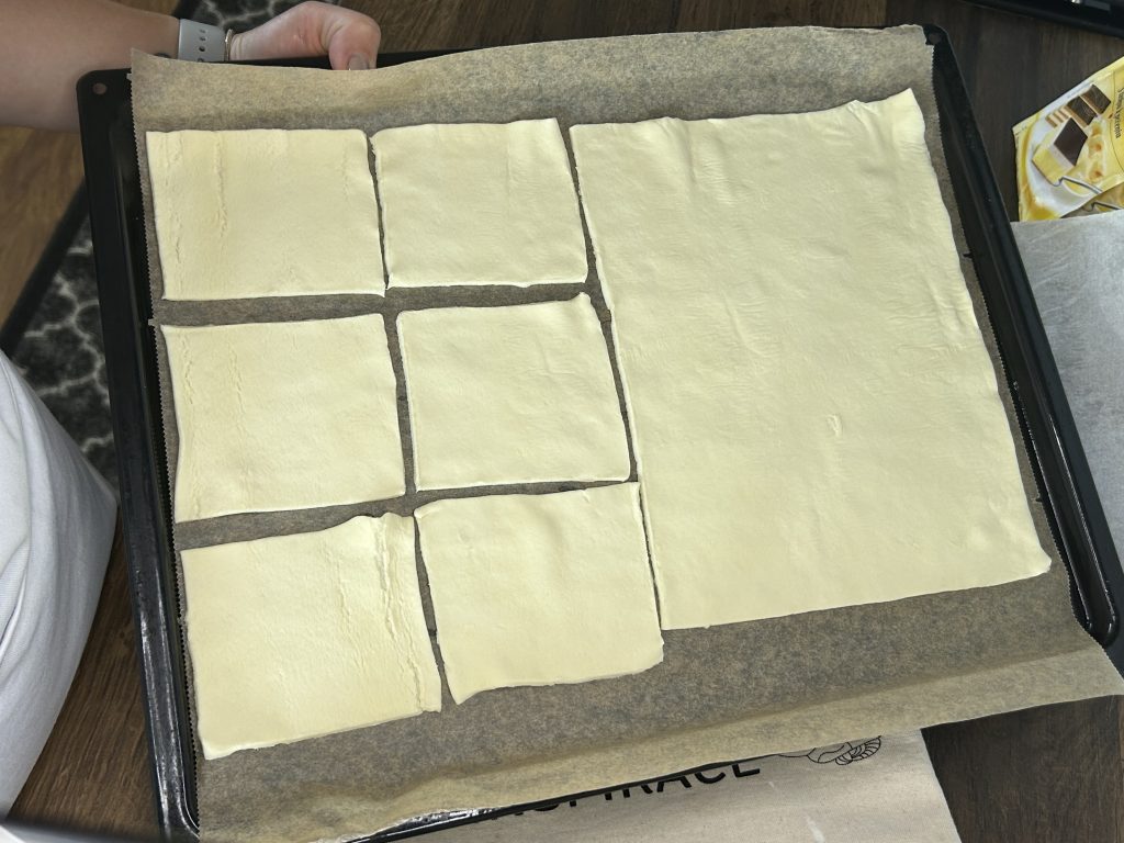 Neodolatelný vrstvený krémeš z listového těsta - domácí chuť bez námahy!