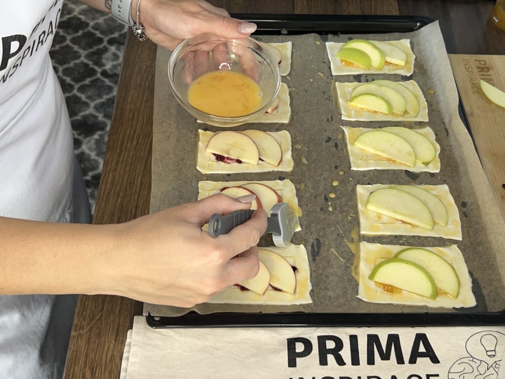 křupavá jablečná okénka - rychlý dezert z listového těsta, který zvládne každý!