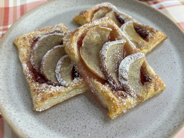 Rychlá křupavá jablečná okénka z listového těsta