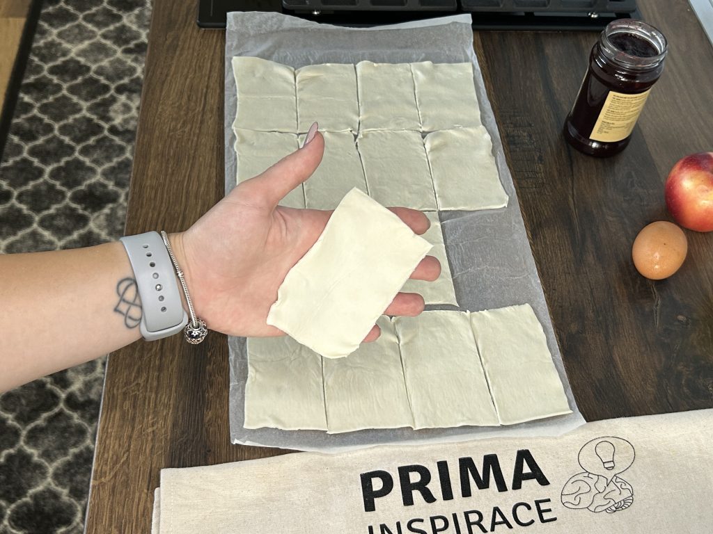 křupavá jablečná okénka - rychlý dezert z listového těsta, který zvládne každý!