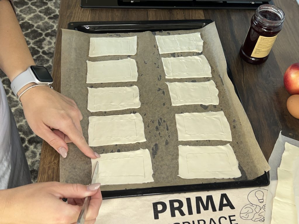 křupavá jablečná okénka - rychlý dezert z listového těsta, který zvládne každý!