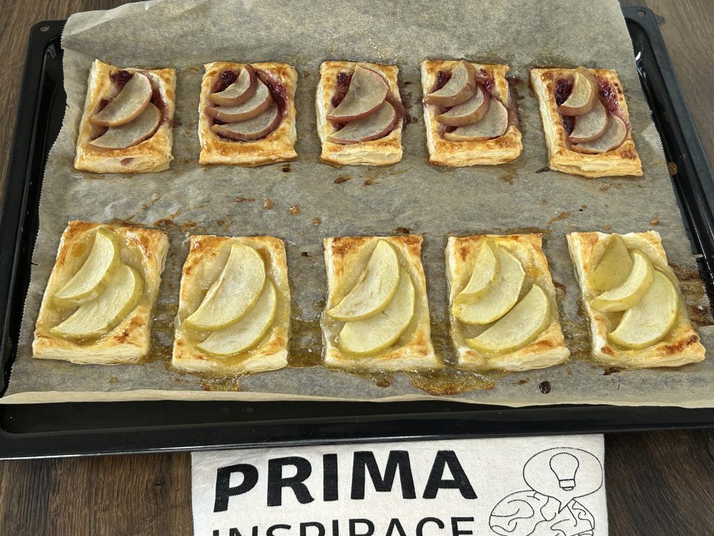 křupavá jablečná okénka - rychlý dezert z listového těsta, který zvládne každý!