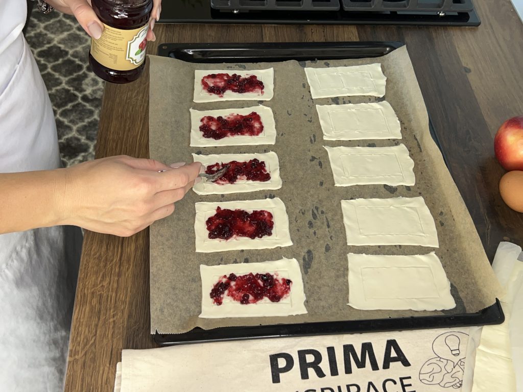 křupavá jablečná okénka - rychlý dezert z listového těsta, který zvládne každý!