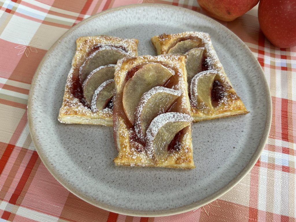 křupavá jablečná okénka - rychlý dezert z listového těsta, který zvládne každý!