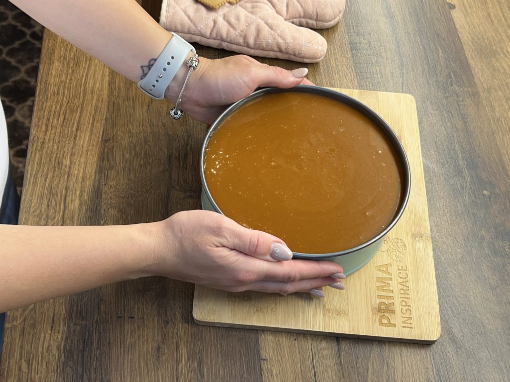 Nepečený karamelový cheesecake připravený během chvilky