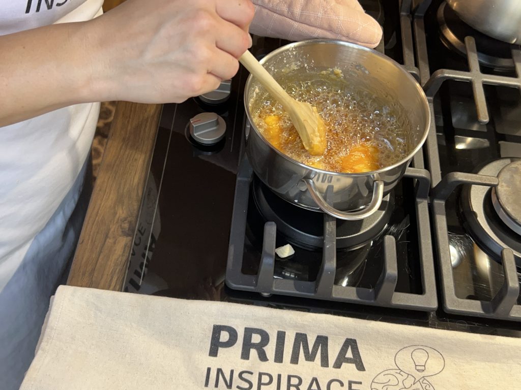 Nepečený karamelový cheesecake připravený během chvilky