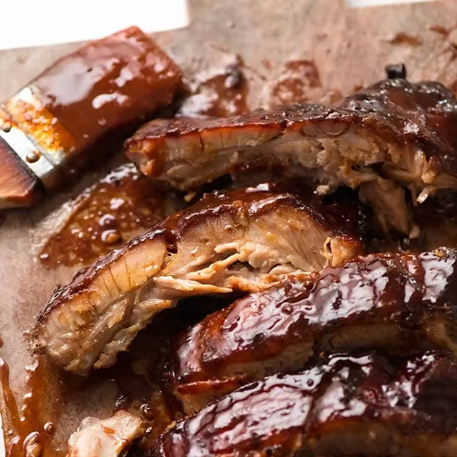 Pečená BBQ vepřová žebírka z trouby: Šťavnatá a křehká pochoutka s domácí omáčkou