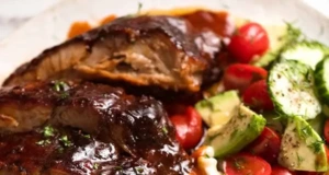 Pečená BBQ vepřová žebírka z trouby: Šťavnatá pochoutka s domácí omáčkou Pečená BBQ vepřová žebírka z trouby: Šťavnatá a křehká pochoutka s domácí omáčkou