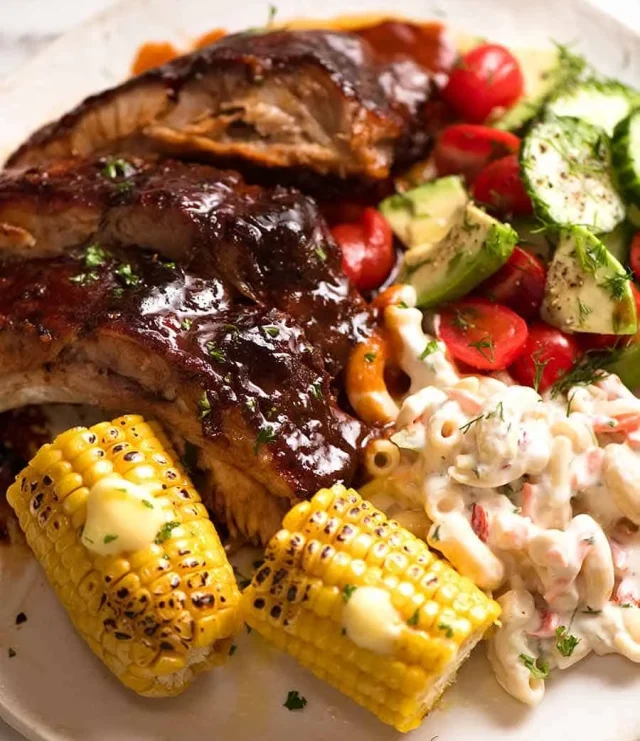 Pečená BBQ vepřová žebírka z trouby: Šťavnatá a křehká pochoutka s domácí omáčkou