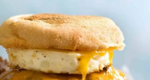 McMuffin z domácí kuchyně: Vajíčko, sýr a šťavnaté maso McMuffin z domácí kuchyně: Vajíčko, sýr a šťavnaté maso