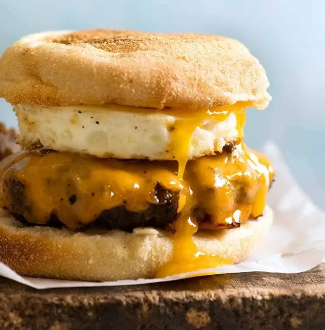 McMuffin z domácí kuchyně: Vajíčko, sýr a šťavnaté maso McMuffin z domácí kuchyně: Vajíčko, sýr a šťavnaté maso