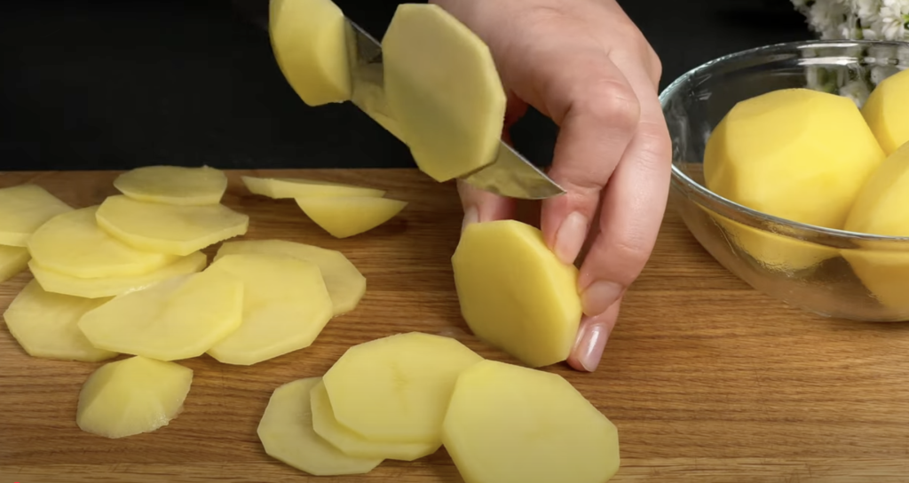 Slaný bramborový koláč ve tvaru pizzy s mletým masem, zeleninou a mozzarellou