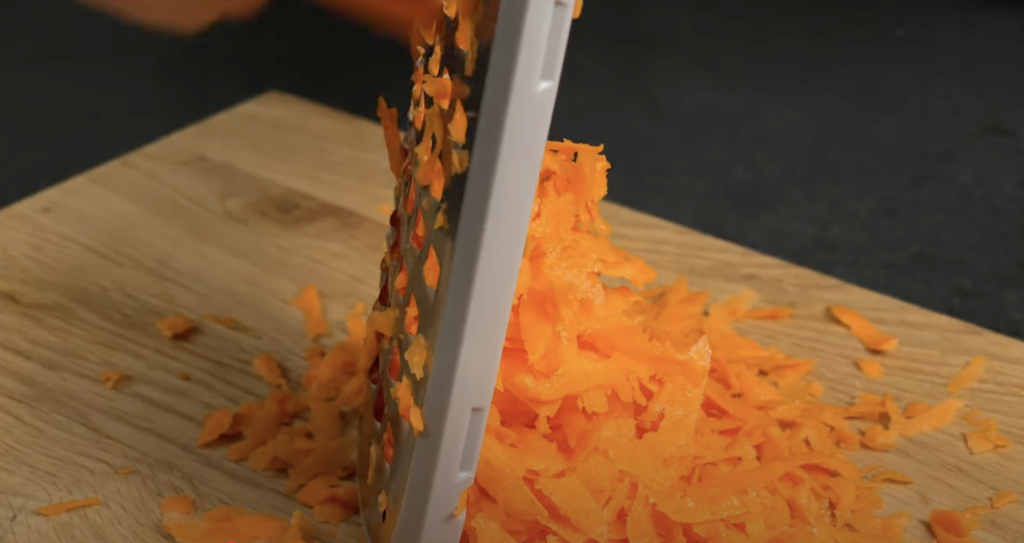 Slaný bramborový koláč ve tvaru pizzy s mletým masem, zeleninou a mozzarellou