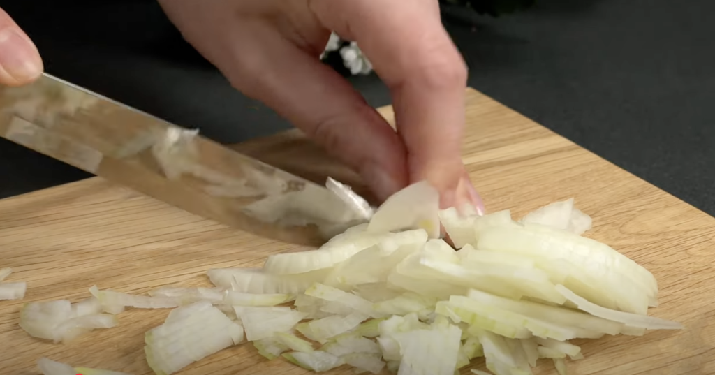 Slaný bramborový koláč ve tvaru pizzy s mletým masem, zeleninou a mozzarellou